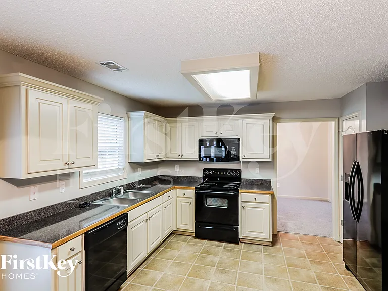 894 Hawk Creek Trl — Photo 7