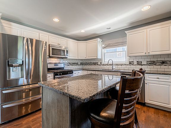 4th image of 2360 Parklake Dr