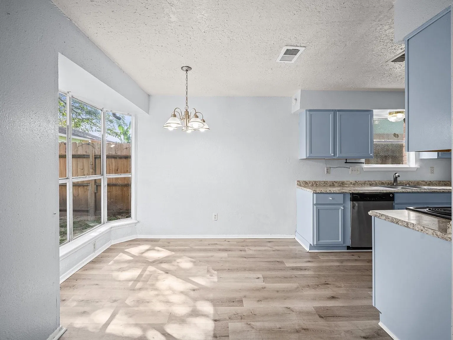 3 bed, 2.0 bath, 1214 sqft, $1,600 — Photo 3