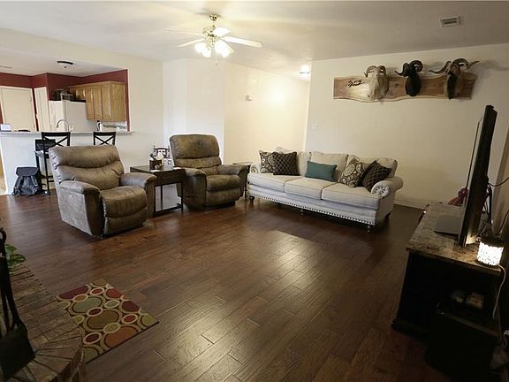 4th image of 815 Parkhill Dr