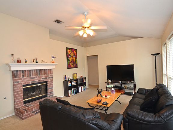 3rd image of 2413 Wisteria Way