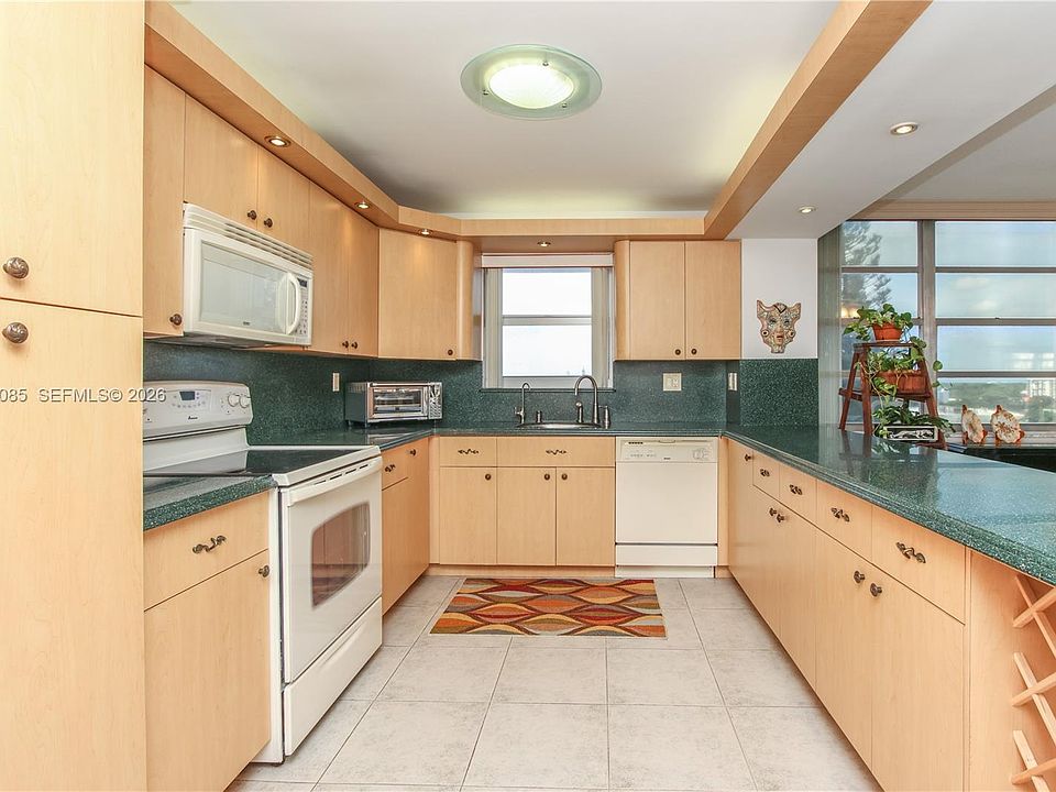 1st image of 2780 NE 183rd St APT 901