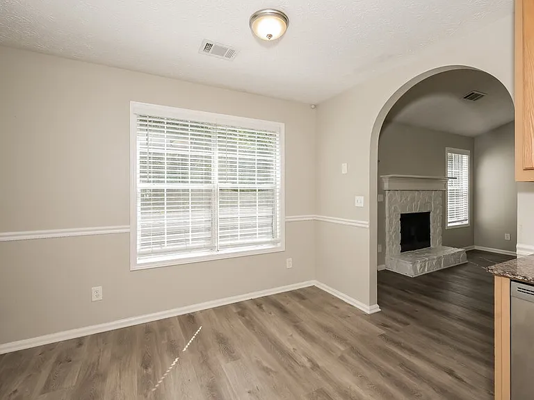 810 Windsor Dr — Photo 6