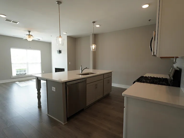 1532 Henry St — Photo 5