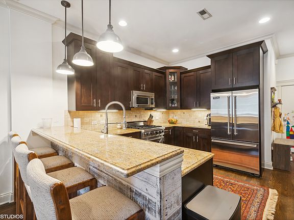 3rd image of 2252 W Belmont Ave #202