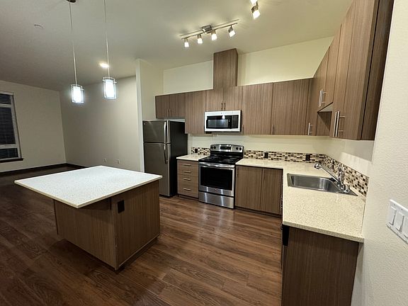 2nd image of A736 8th Ave NE #517