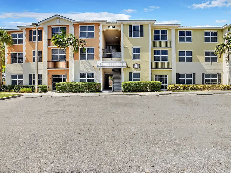 Village at Delray — Photo 18