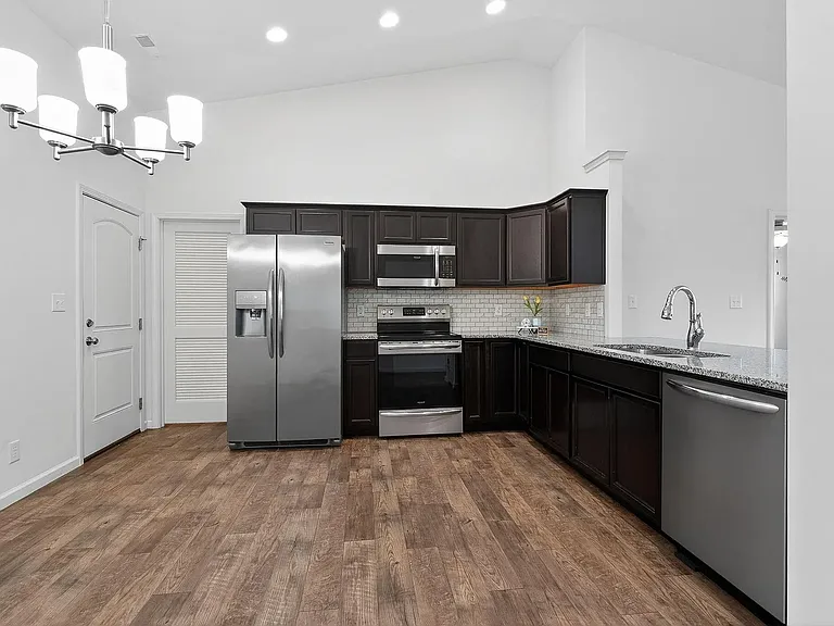 3272 Maitland Dr — Photo 18