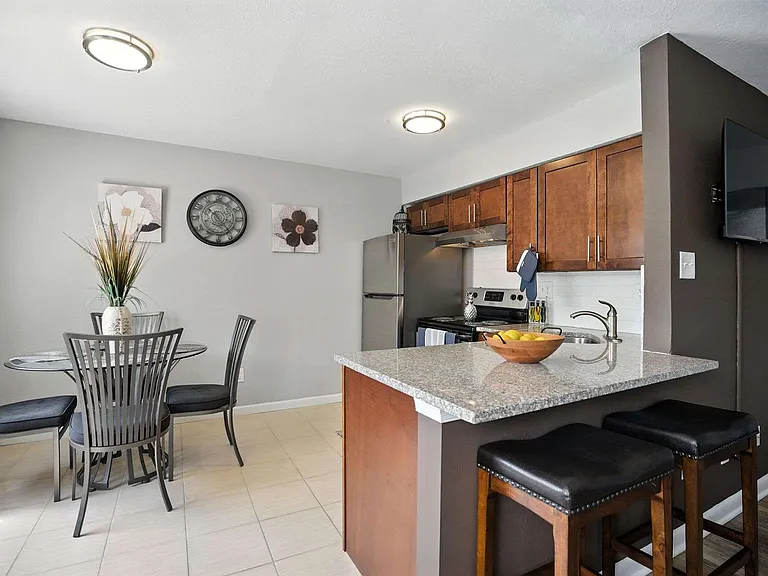 Northbrook Apartments — Photo 9