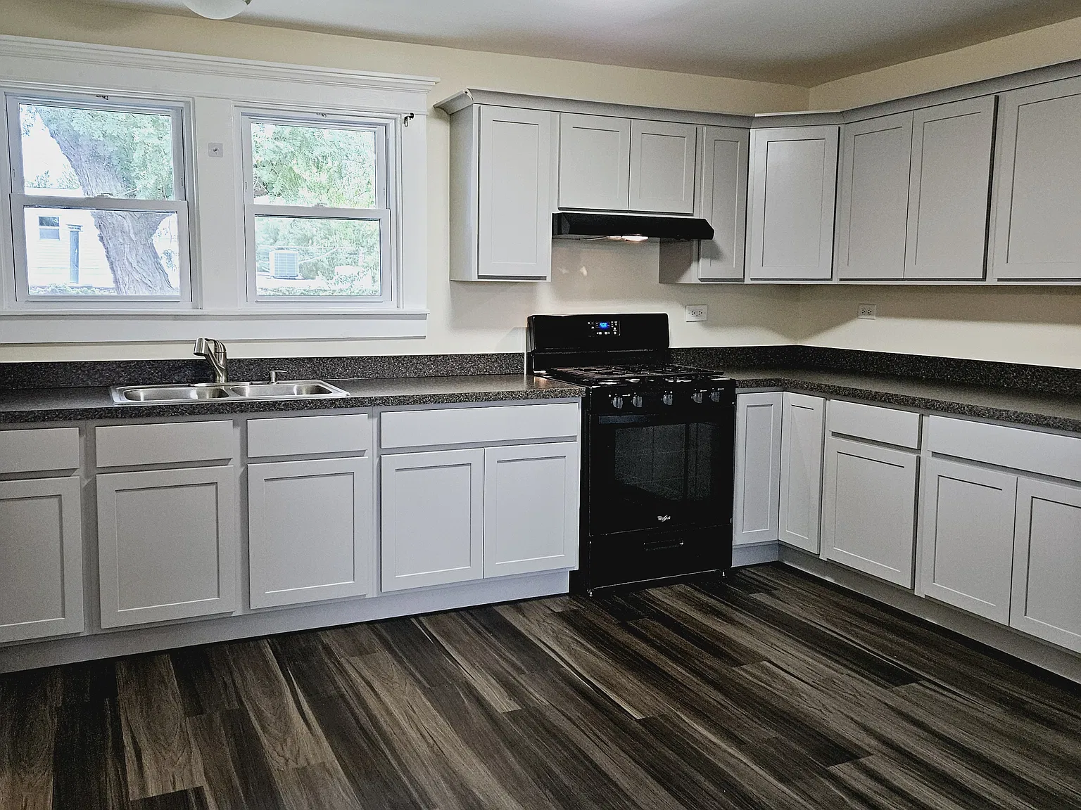 335 E State St — Photo 4