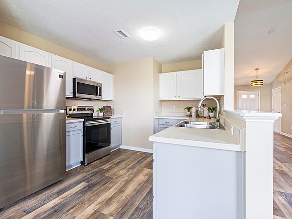 4th image of 2818 Bombay Dr