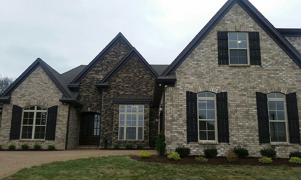 1st image of 221 Blackthorn Ln