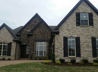 221 Blackthorn Ln, Gallatin, TN 37066