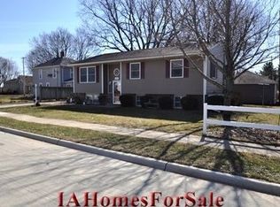 541 E Prospect St, Manchester, IA 52057