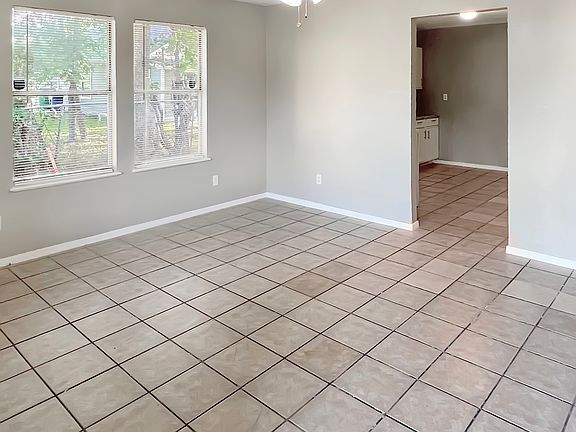 3rd image of 904 Healy Ave