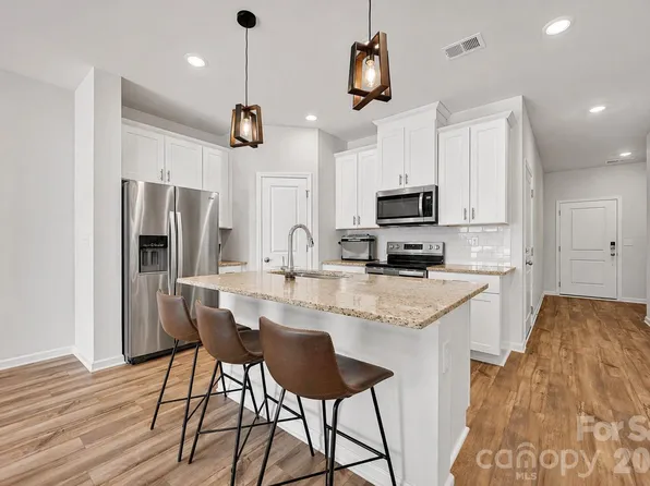 1021 Plumcrest Dr, Charlotte, NC 28216