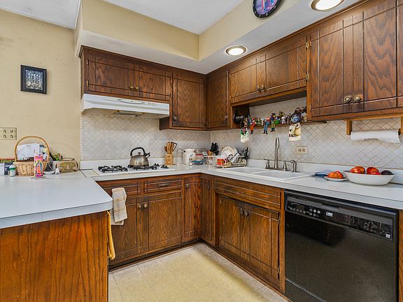 3rd image of 18350 Carpenter St