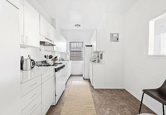 5th image of 320 E 83rd St APT 5D