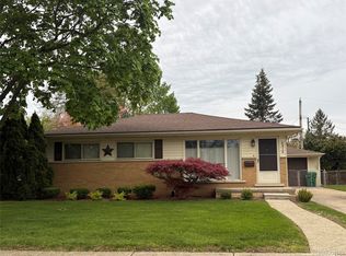 6915 Dover St, Garden City, MI 48135