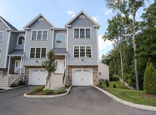 16 Old Oak Dr, Brookfield, CT 06804