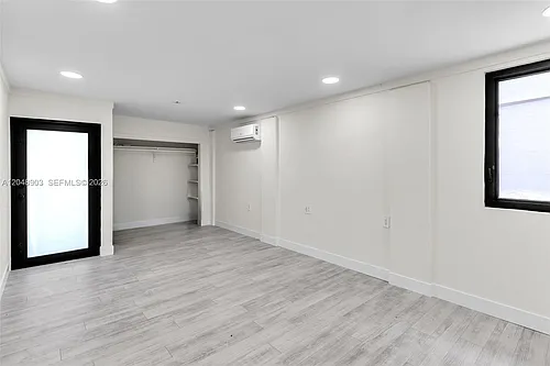 725 SW 1st Ave #1 Photo 1