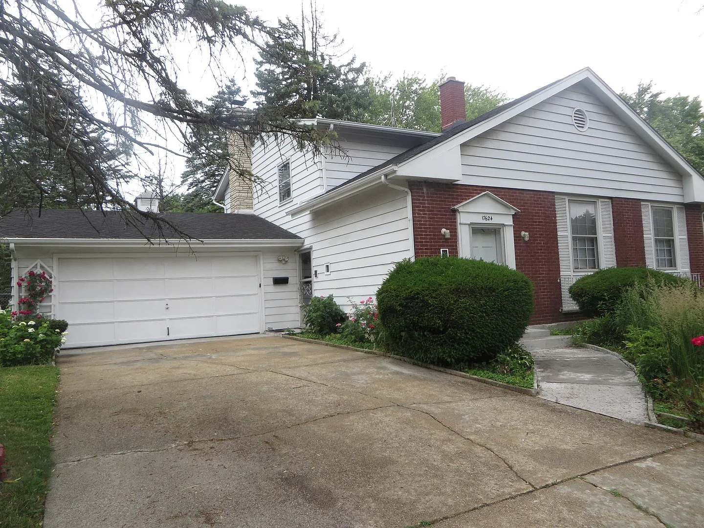 17624 Oakwood Dr photo 1