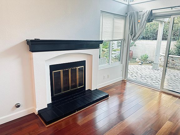 Gas fireplace with gas logs