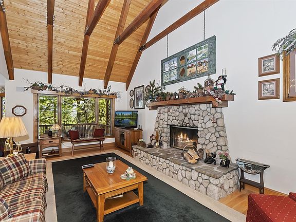 3rd image of 475 Emerald Dr