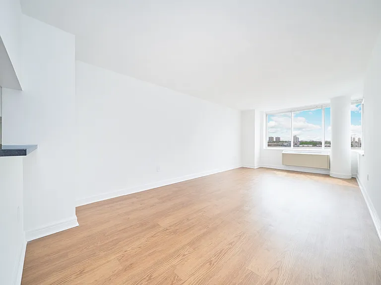 160 Riverside Blvd #16P — Photo 2