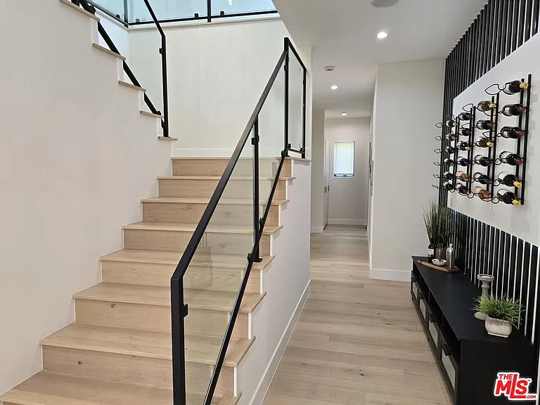 5012 Enfield Ave — Photo 7