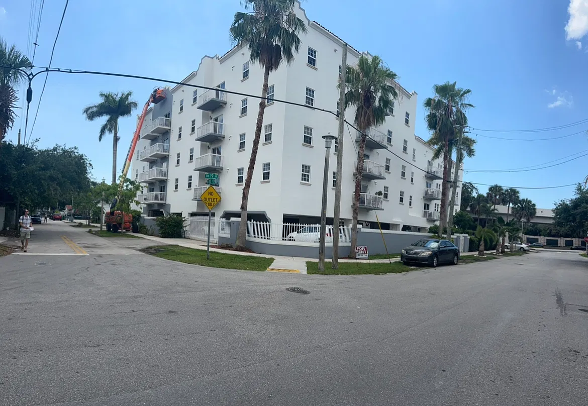 1 bed, 1.5 bath, 850 sqft, $2,100 — Photo 2