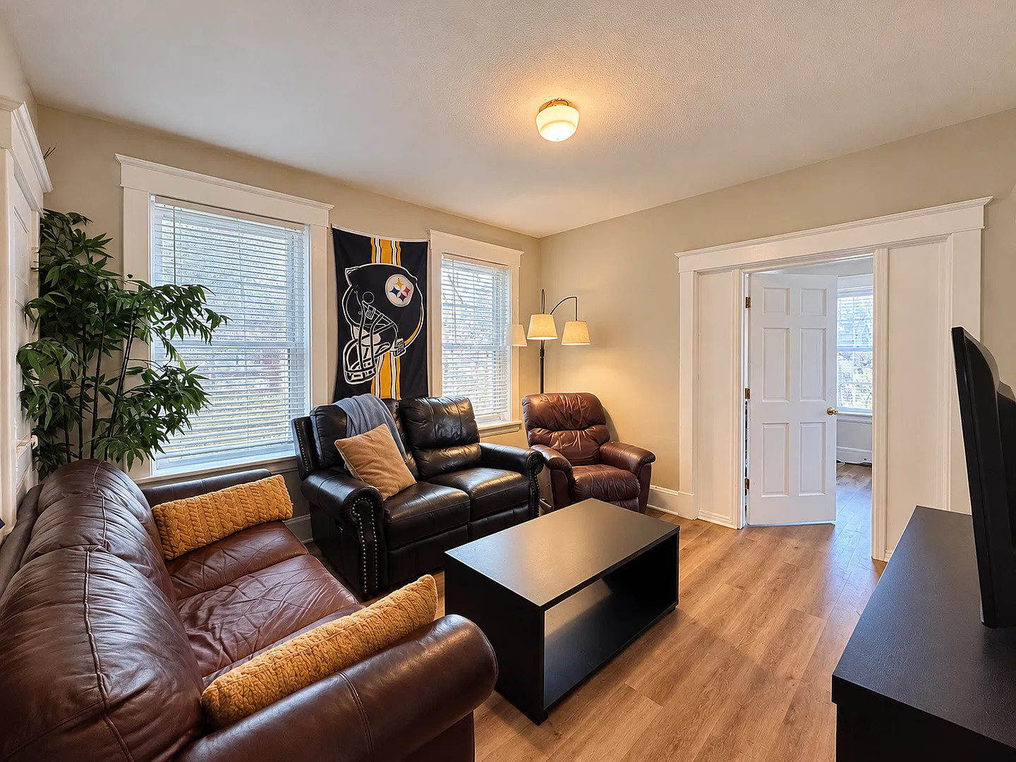 6 Bed/ 2 Bath on Warner Mins. from UC Only $650/pp ($3,900/mo) — Photo 3