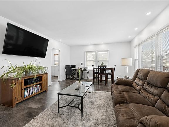 3rd image of 802 Vine St