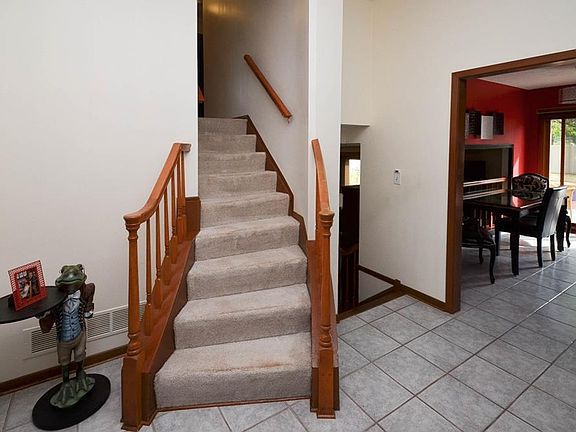 3rd image of 1053 Montclair Cir