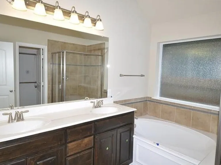2408 Elm Valley Dr — Photo 10