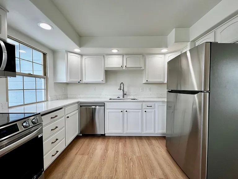 5204 Roza Hill Dr — Photo 7