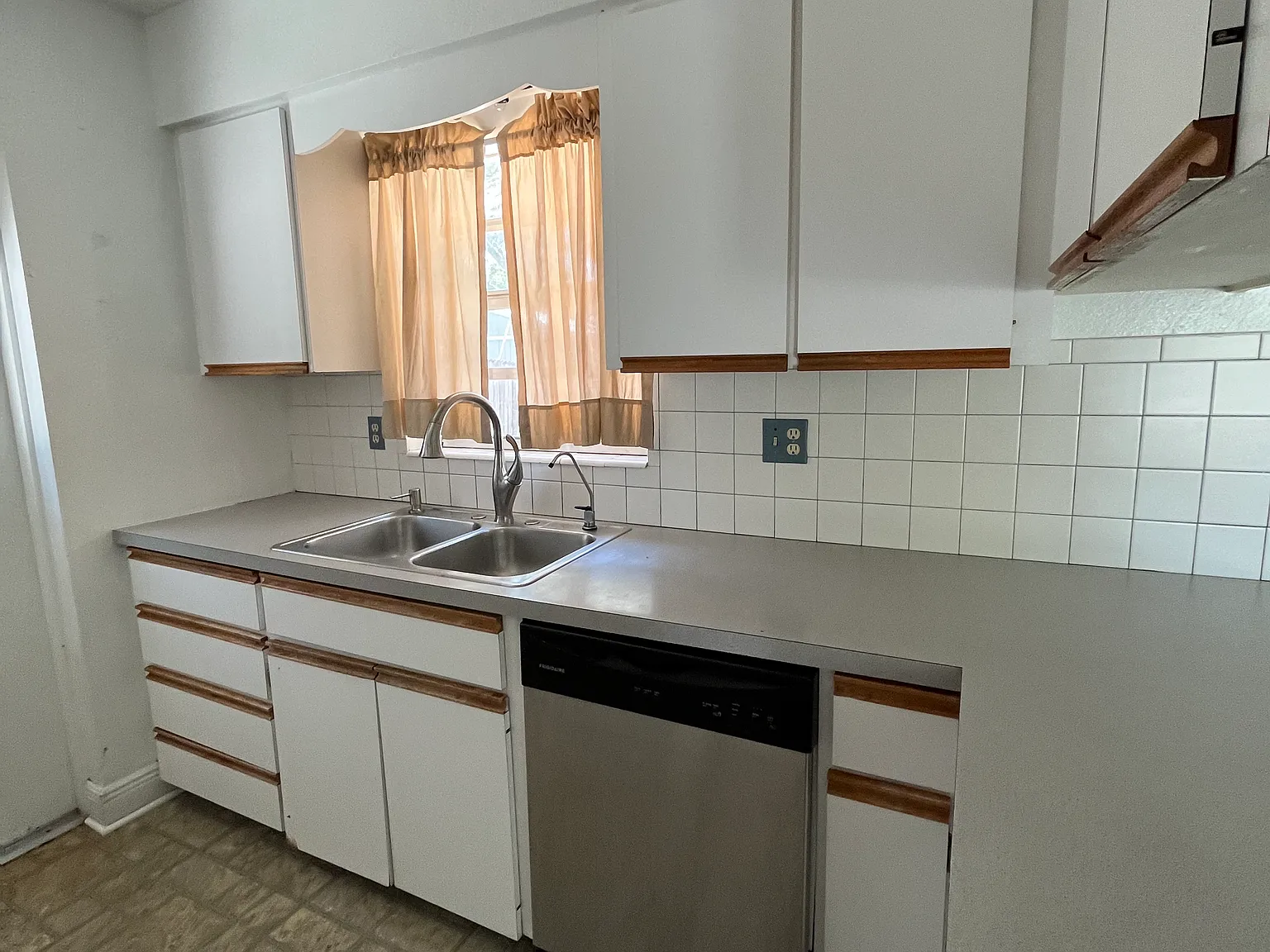 4 bed, 1104 sqft, $2,150 — Photo 3