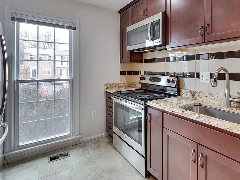 2961 Cashel Ln — Photo 3