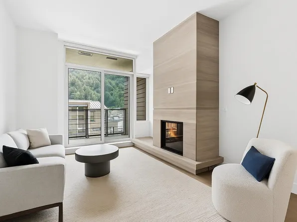 6687 Nelson Ave #405, West Vancouver, BC V7W 2B2