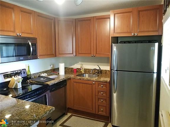 4th image of 2655 NE 8th Ave APT 210