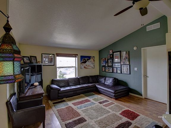 5th image of 490 W Paiute Dr