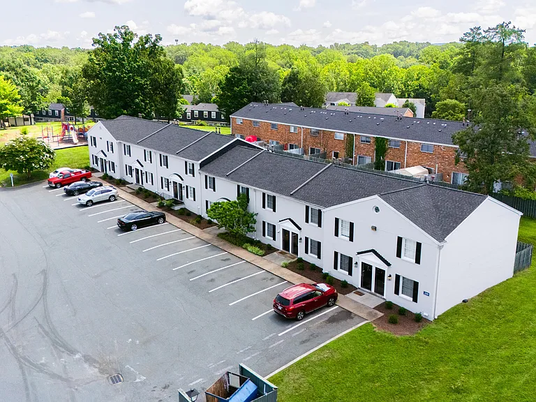 Blue Ridge Crossing Apartments & Townhomes — Photo 24