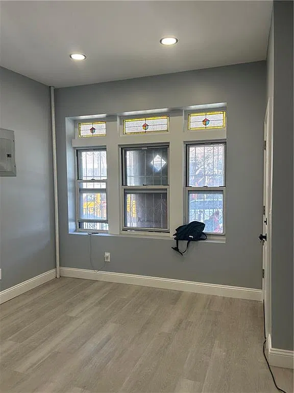 3 bed, 1.0 bath, 1000 sqft, $4,000 — Photo 2