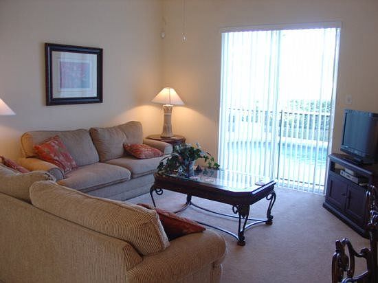 TH4P843BD-living-area