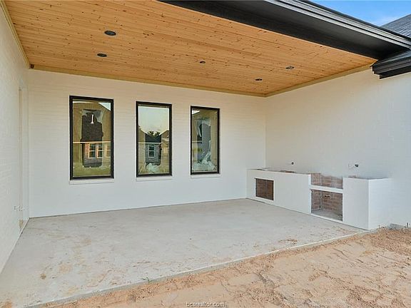 5th image of 2037 Pebble Bend Dr