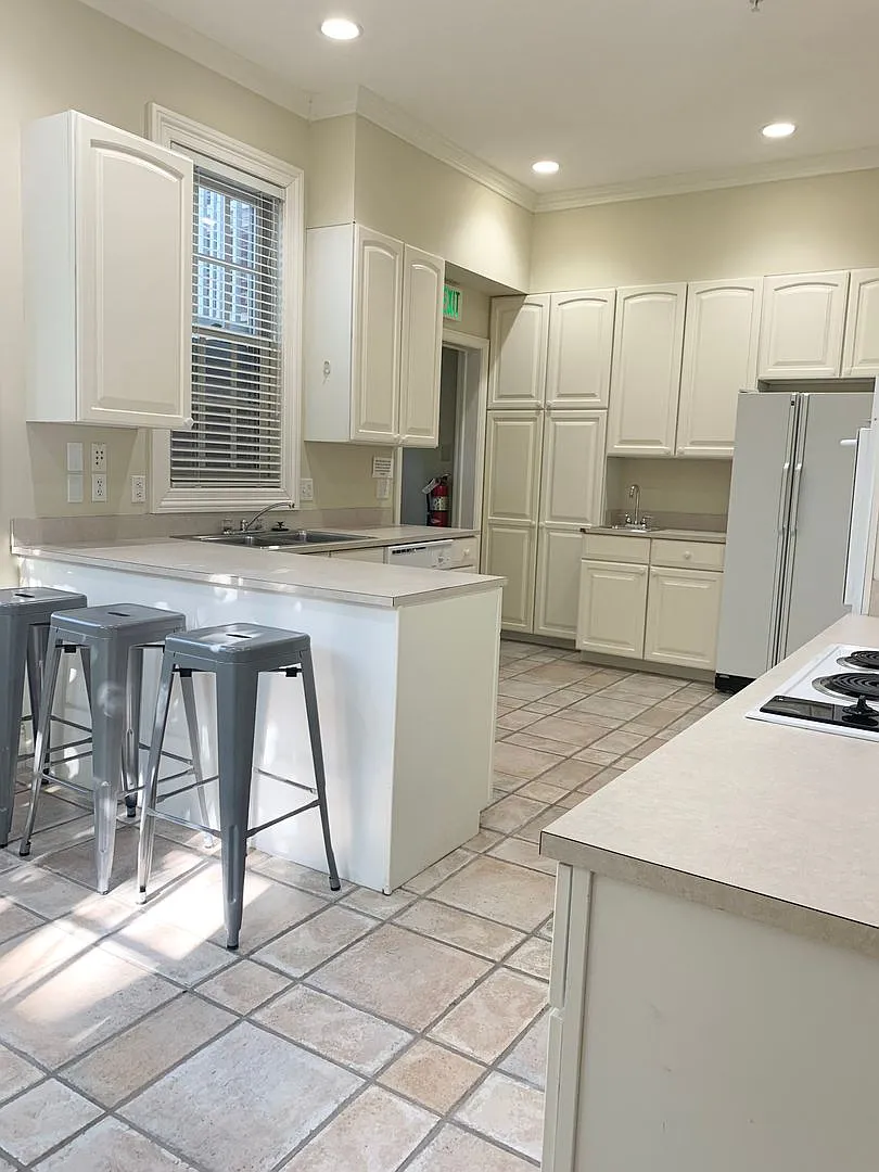 6 Bed/2.5 Bath Private Home Available August '27 — Photo 2