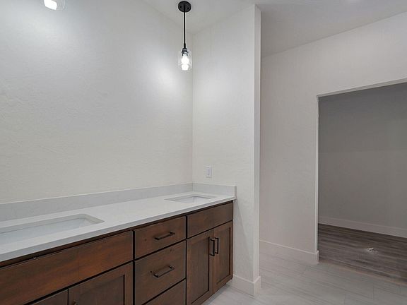5th image of 4972 S Sycamore Avenue