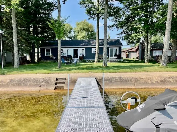 711 Long Point Dr, Houghton Lake, MI 48629