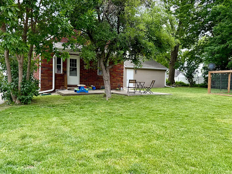 807 Hazel St — Photo 5