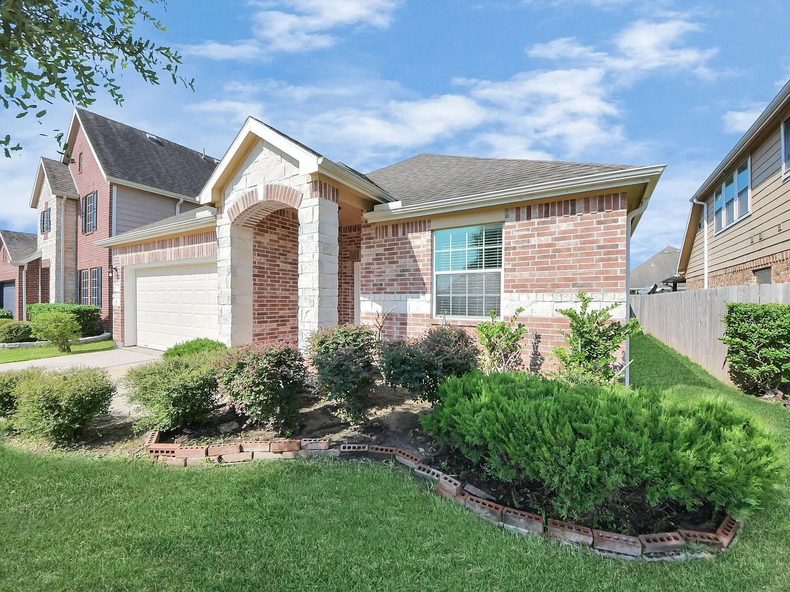 4 bed, 2.0 bath, 2027 sqft, $2,225 — Photo 2